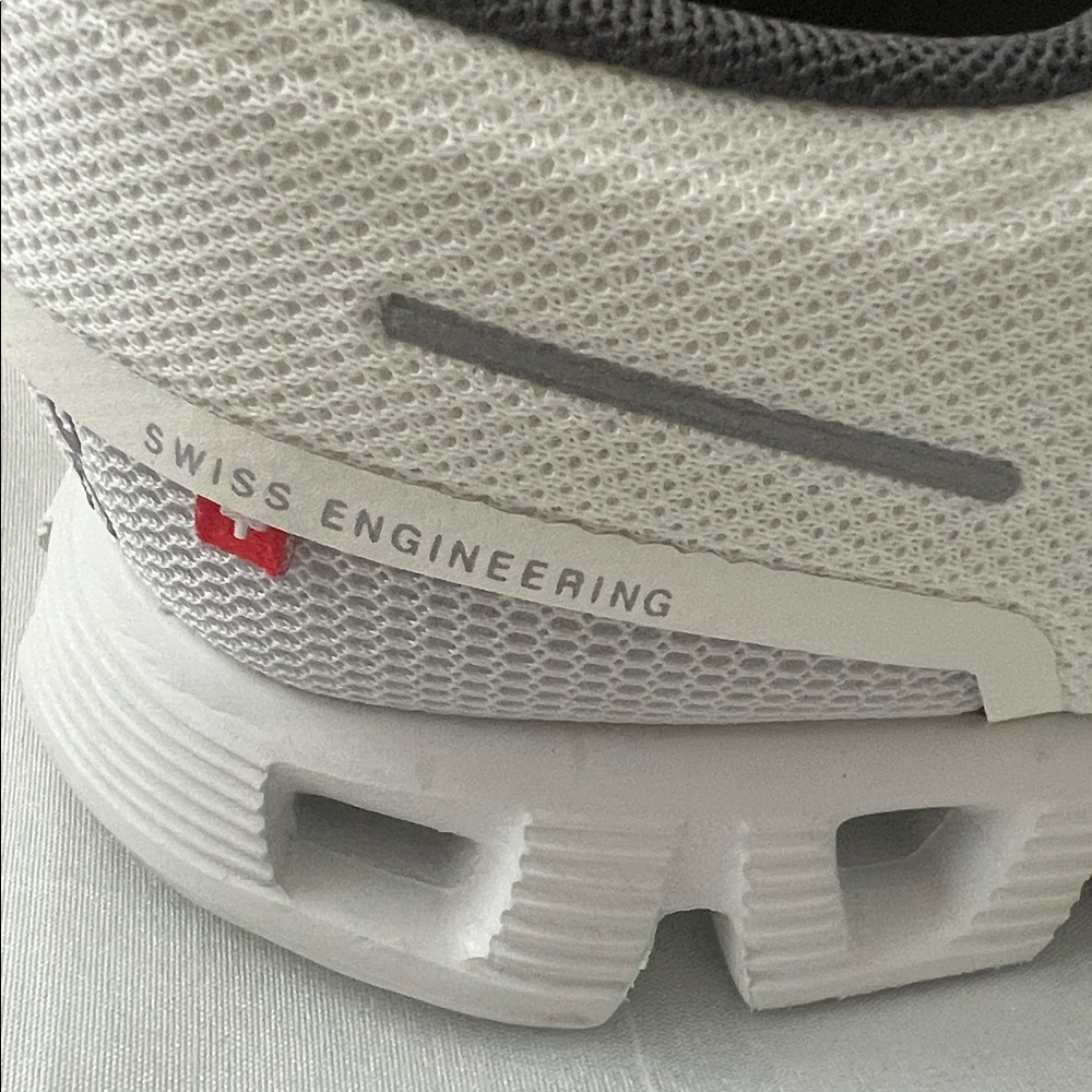 On Running White And Gray Cloudflow Athletic Shoes - image 2